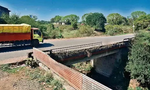 रेलिंग टूटी, रोशनी का भी इंतजाम नहीं, गिर चुकी है यात्री बस फिर भी नहीं हो रहा सुधार रेलिंग टूटी, रोशनी का भी इंतजाम नहीं, गिर चुकी है यात्री बस फिर भी नहीं हो रहा सुधार