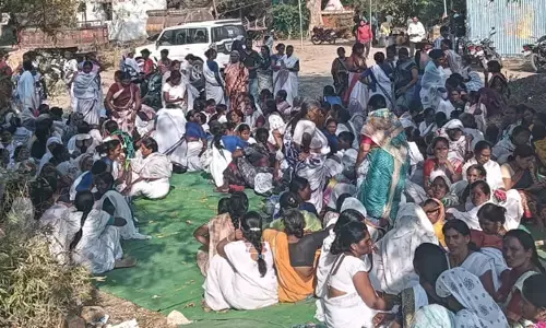 डॉ. बाबासाहब आंबेडकर प्रवेश द्वार पर तकरार , शीघ्र न हटाने पर करेंगे आंदोलन डॉ. बाबासाहब आंबेडकर प्रवेश द्वार पर तकरार , शीघ्र न हटाने पर करेंगे आंदोलन