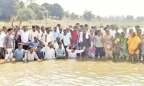 अधूरे पुल के निर्माण की मांग को लेकर ग्रामीणों ने किया अर्ध जल समाधि आंदोलन अधूरे पुल के निर्माण की मांग को लेकर ग्रामीणों ने किया अर्ध जल समाधि आंदोलन