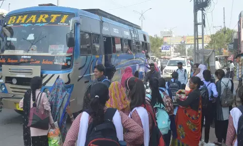 बसों के मनमाने स्टॉपेज से जगह-जगह लग रहा जाम