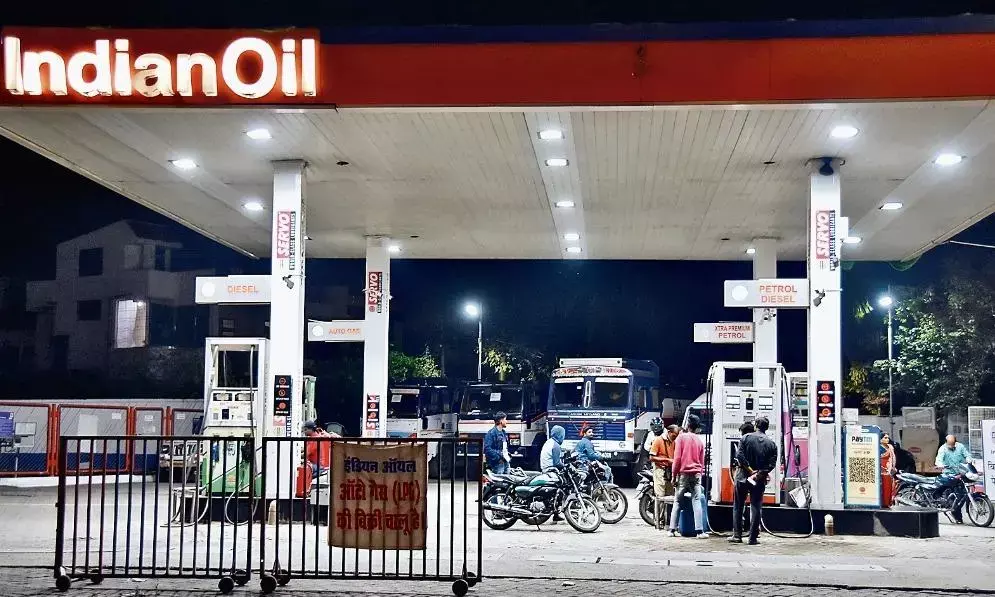 बदमाशों ने नोजल छीनकर बाइक में खुद भरा पेट्रोल और रुपए माँगने पर हंगामा, मारपीट