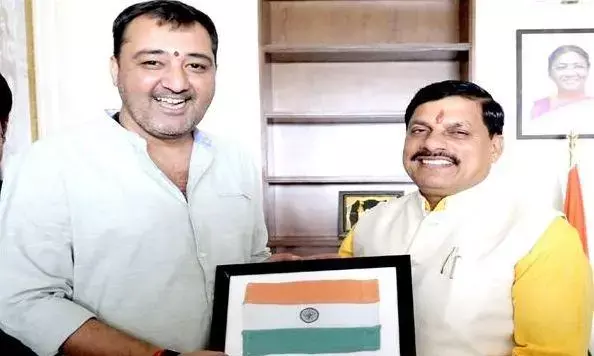 मुख्यमंत्री डॉ. यादव को भेंट किया गया असम में बना विशेष तिरंगा