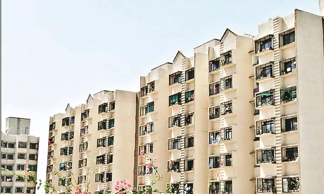 सातवीं मंजिल से छलांग लगाकर युवक ने की खुदकुशी, मृतक पुलिस कर्मी का भाई