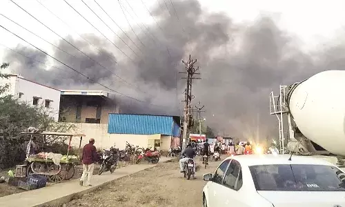 सैनिटरी नैपकीन, फर्नीचर की कंपनी में भीषण आग, 9 दमकल वाहनों की मदद से पाया काबू