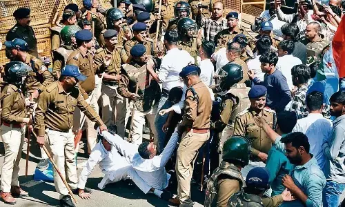 रादुविवि में एनएसयूआई का प्रदर्शन पुलिस ने किया लाठीचार्ज, मची भगदड़