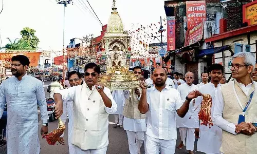 रजत विमान में विराजमान होकर निकले श्रीजी रजत विमान में विराजमान होकर निकले श्रीजी