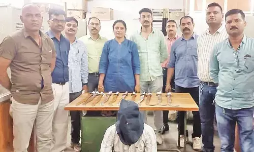 घर में जमा कर रखी 11 तलवारों के साथ एक शख्स को कर लिया गया है गिरफ्तार