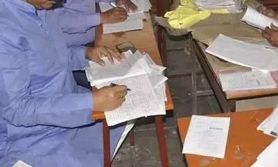 परीक्षा के बीच शिक्षकों का उत्तर पुस्तिका जांचने से इनकार, बारहवीं के नतीजों में हो सकती है देरी