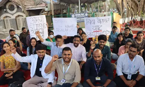 हड़ताल पर सरकारी अस्पतालों के 8 हजार रेजिडेंट डॉक्टर, अन्य जिलों में दिखाई दे सकता है असर