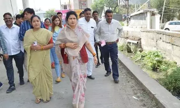 सड़क निर्माण मानदंडों के अनुरूप होना चाहिए