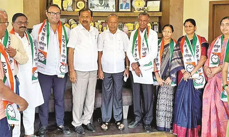 शिंदे गुट का छोड़ा दामन, नौ माह बाद 10 पार्षदों की राकांपा में घर वापसी