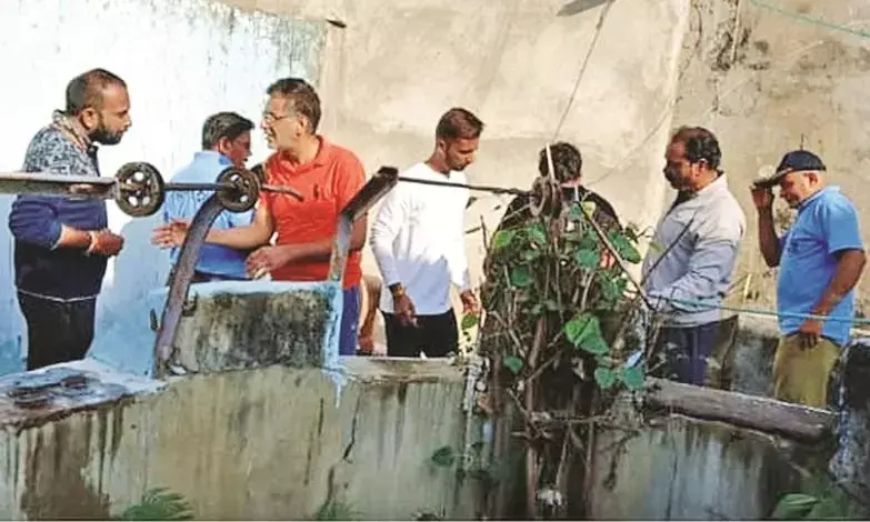 बीमारी से त्रस्त होकर कुएं में कूदा, दमकल विभाग ने कुएं से निकालकर बचाई जान
