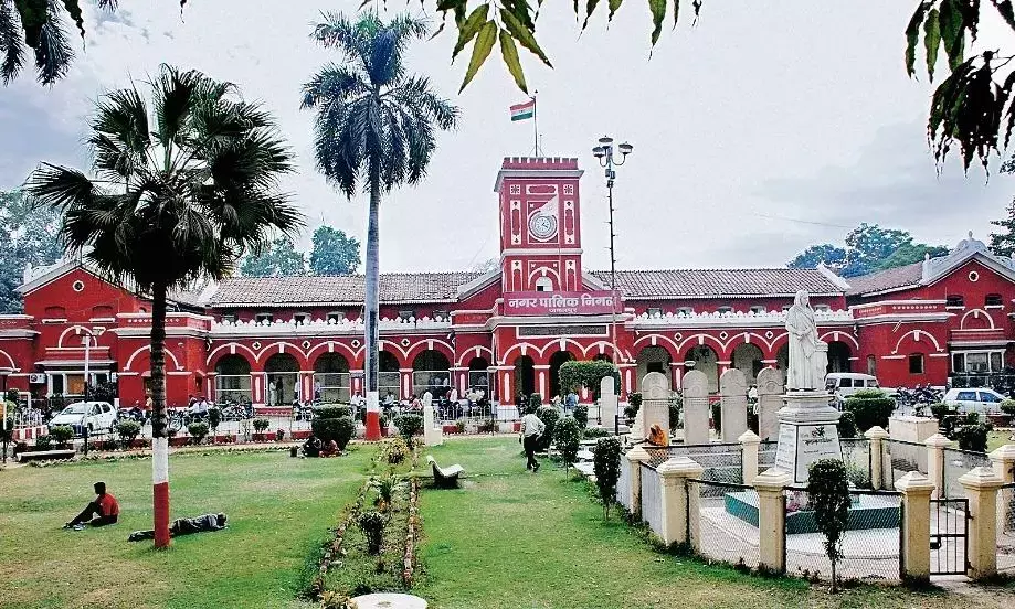 नगर निगम में चल रहीं एक नंबर की दो गाड़ियाँ