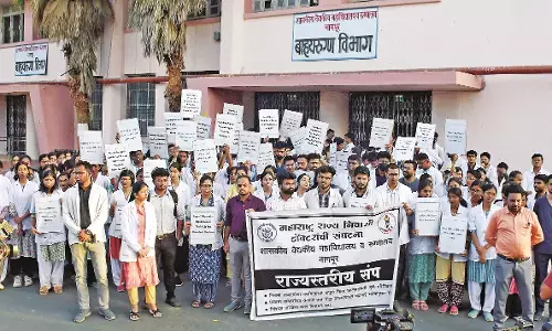 बार-बार के आश्वासन से त्रस्त होकर निवासी डाक्टरों ने शुरू की हड़ताल, स्वास्थ्य सेवा प्रभावित बार-बार के आश्वासन से त्रस्त होकर निवासी डाक्टरों ने शुरू की हड़ताल, स्वास्थ्य सेवा प्रभावित