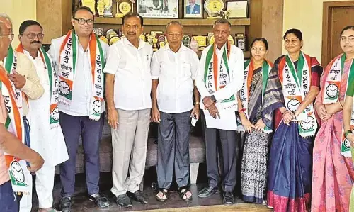 शिंदे गुट का छोड़ा दामन, नौ माह बाद 10 पार्षदों की राकांपा में घर वापसी शिंदे गुट का छोड़ा दामन, नौ माह बाद 10 पार्षदों की राकांपा में घर वापसी