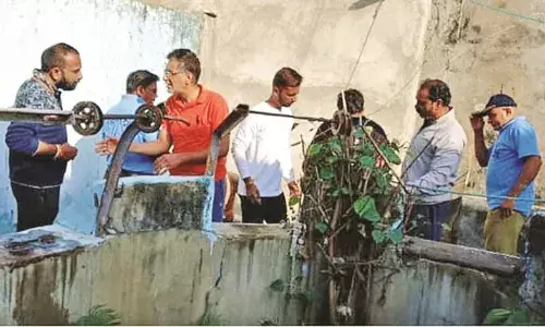 बीमारी से त्रस्त होकर कुएं में कूदा, दमकल विभाग ने कुएं से निकालकर बचाई जान