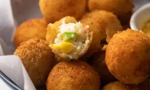 घर बनाएं टेस्टी और क्रिस्पी चीज बॉल, यहां जानिए इसकी आसान रेसिपी घर बनाएं टेस्टी और क्रिस्पी चीज बॉल, यहां जानिए इसकी आसान रेसिपी