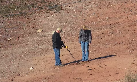 खुदाई के दौरान दो लोगों को मिले सैकड़ो साल पुराने सिक्के, नीलामी में बिकने वाली कीमत की रकम जानकर उड़ जाएंगे आपके होश