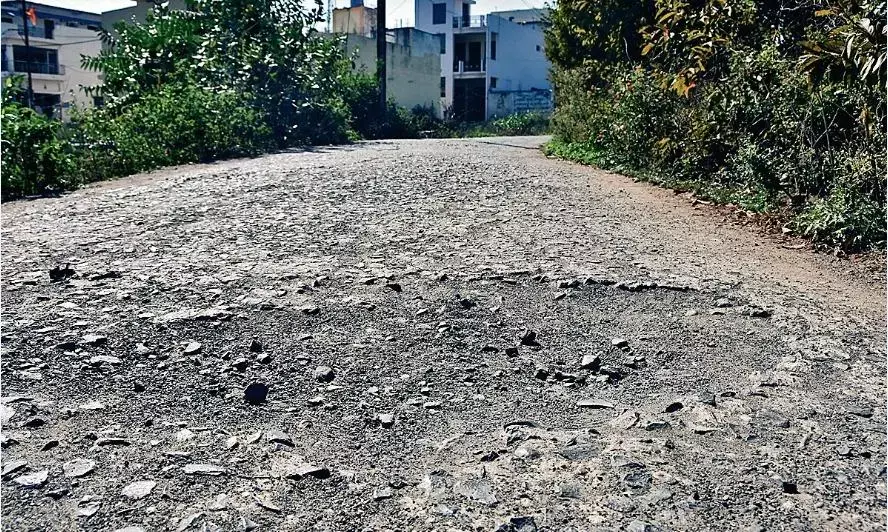 लाखों खर्च करके 6 महीने पहले बनाई सड़क के उड़े धुर्रे, पैदल चलने लायक भी नहीं बची