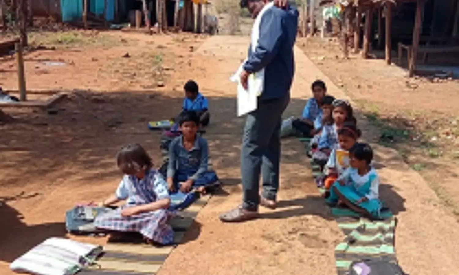 किराया न मिलने पर भवन मालिक ने स्कूल को लगा दिया ताला , सड़क पर लगी पाठशाला