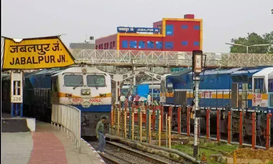बाइक सवार युवकों को टक्कर मारने के बाद खेत में घुसा हाइवा, 1 की मौत