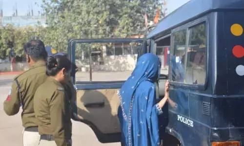 नाबालिग लड़की के साथ भागे आरोपी ने ई-रिक्शा के चालक को मारी गोली