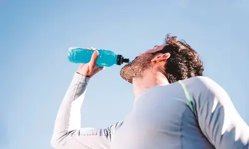 गर्मियों में कुछ इस तरह रखें खुद की देखभाल ,  खूब पानी पिएं और धूप से बचें