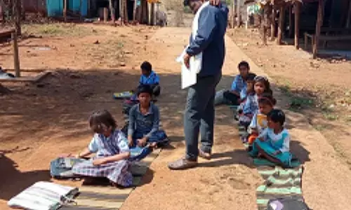 किराया न मिलने पर भवन मालिक ने स्कूल को लगा दिया ताला , सड़क पर लगी पाठशाला किराया न मिलने पर भवन मालिक ने स्कूल को लगा दिया ताला , सड़क पर लगी पाठशाला