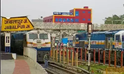 बाइक सवार युवकों को टक्कर मारने के बाद खेत में घुसा हाइवा, 1 की मौत बाइक सवार युवकों को टक्कर मारने के बाद खेत में घुसा हाइवा, 1 की मौत