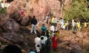 कचारगढ़ में उमड़ा आस्था का सैलाब , दूर-दूर से पहुंचे आदिवासी श्रद्धालुओं की लगी कतार कचारगढ़ में उमड़ा आस्था का सैलाब , दूर-दूर से पहुंचे आदिवासी श्रद्धालुओं की लगी कतार