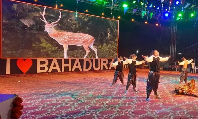 पारंपरिक वेशभूषा में रैंप पर जलवा, नगर पंचायत बहादुरा में रंगारंग कार्यक्रम
