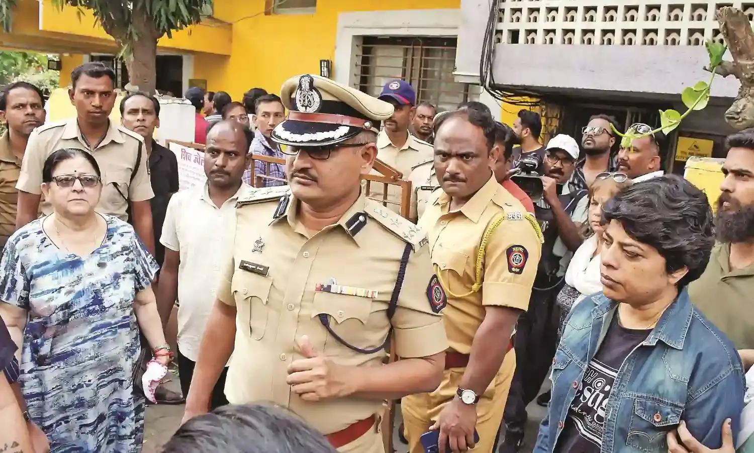 घर में घुसकर मारी गोली, आरोपी की तलाश में जुटी है पुलिस, खंगाला जा रहा रिकॉर्ड
