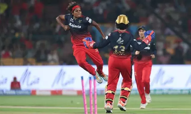 ऋचा घोष के बाद सोभना आशा ने दिखाया कमाल, रोमांचक मुकाबले में आरसीबी ने यूपी को दी 2 रनों से मात