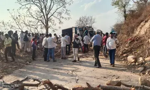 खोही घाटी में पलटा ट्रक, ड्राइवर-कंडक्टर की मौत खोही घाटी में पलटा ट्रक, ड्राइवर-कंडक्टर की मौत