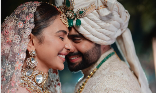 जैकी भगनानी से शादी के बाद रकुल प्रीत सिंह की हुई पहली रसोई, एक्ट्रेस ने परिवार वालों का कराया मुंह मीठा