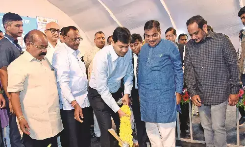 गडकरी ने कहा - आने वाले वक्त में अनूठी पहचान होंगे संतरानगरी के अत्याधुनिक बाजार गडकरी ने कहा - आने वाले वक्त में अनूठी पहचान होंगे संतरानगरी के अत्याधुनिक बाजार
