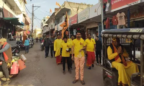 १५१ सामूहिक कन्या विवाह उत्सव में शामिल होने के लिए शहरवासियों को दिये पीले चावल