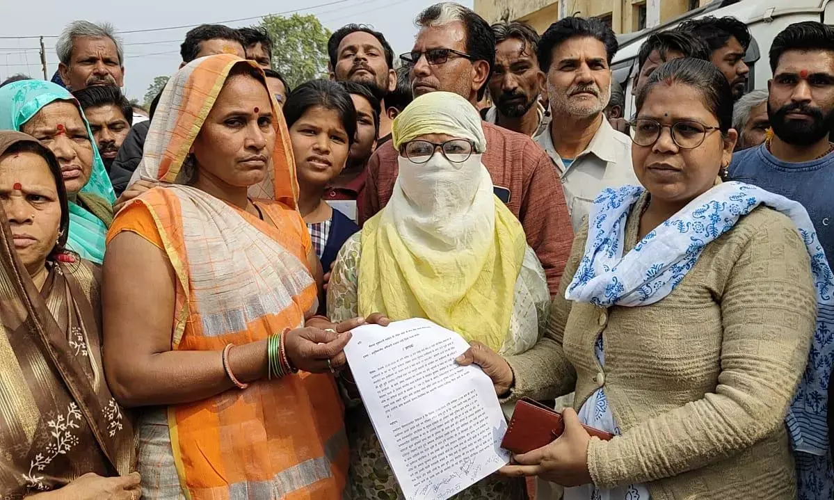 चौरसिया परिवार ने मुख्यमंत्री के नाम तहसीलदार पवई को सौंपा ज्ञापन