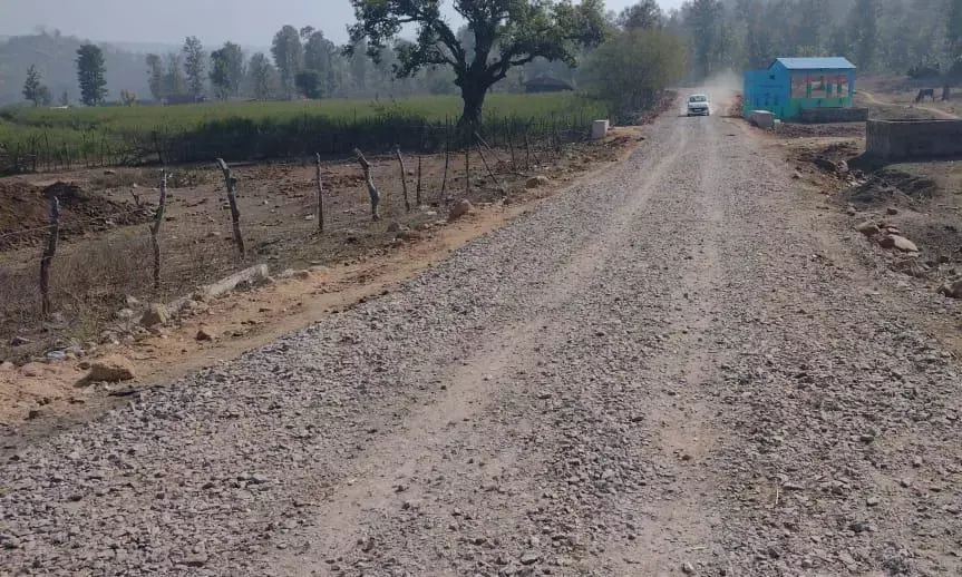 ठेकेदार की अनियमितता हुई उजागर, बनाई गई पुलिया को तुडवाया