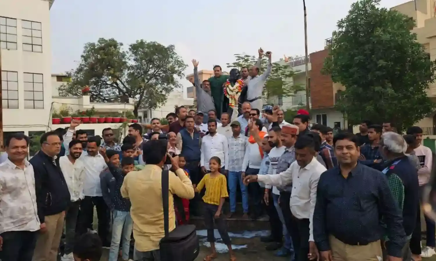 चंद्रशेखर आजाद के शहीदी दिवस पर प्रतिमा का किया गया दुग्धाभिषेक.