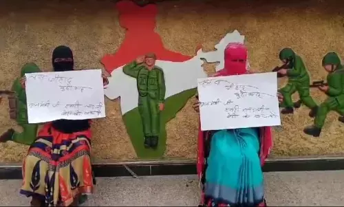 गुमशुदा बेटियों की तलाश के लिए दिया धरना,दो महिलाओं ने पुलिस से लगाई गुहार