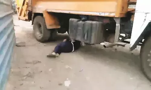 हैदराबाद स्थानांतरण , न जाने पर वेतन रोका, कचरा कंपनी का कर्मचारी बस के नीचे लेटा