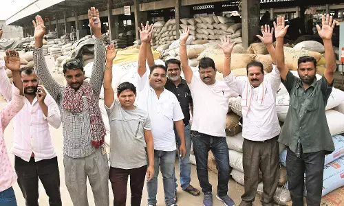 एपीएमसी बंद, व्यापारियों ने सरकार के विरुद्ध नारेबाजी की और धरना-प्रदर्शन किया एपीएमसी बंद, व्यापारियों ने सरकार के विरुद्ध नारेबाजी की और धरना-प्रदर्शन किया