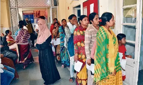 घर-घर में सर्दी-खाँसी के मरीज, ओपीडी में भी लगीं कतारें घर-घर में सर्दी-खाँसी के मरीज, ओपीडी में भी लगीं कतारें