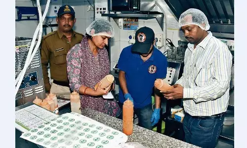 बर्गर सिंग के आउटलेट पहुँची फूड सेफ्टी डिपार्टमेंट की टीम, सैम्पल कलेक्ट किए बर्गर सिंग के आउटलेट पहुँची फूड सेफ्टी डिपार्टमेंट की टीम, सैम्पल कलेक्ट किए