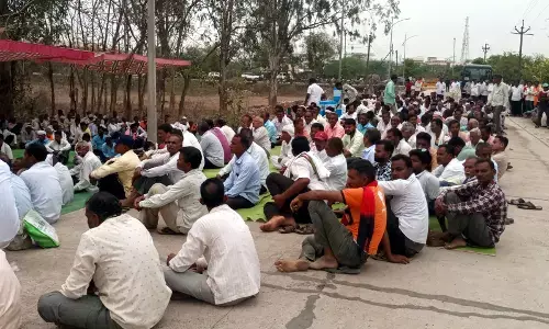 बिजली आपूर्ति के लिए संतप्त किसानों ने एसडीएम कार्यालय पर जमाया डेरा