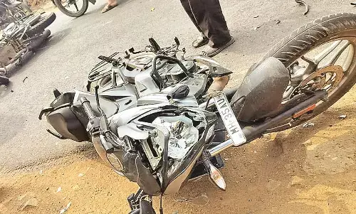 आमने-सामने टकराईं दो मोटर साइकिलें, दोनों के चालक गंभीर, बोरगांव में हुआ हादसा