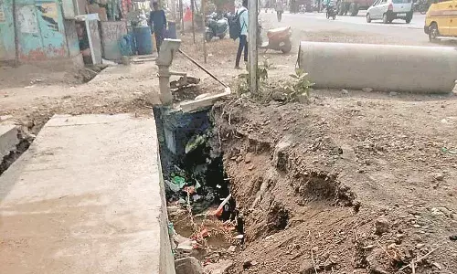 ठेकेदार के मनमाने कामकाज से व्यवसायी और ग्राहक हुए त्रस्त, गड्ढे नहीं पाटे