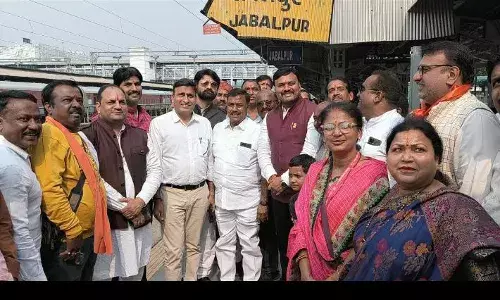 जबलपुर से अयोध्या के लिए रवाना हुई आस्था स्पेशल ट्रेन, जनप्रतिनिधियों ने दिखाई हरी झंडी