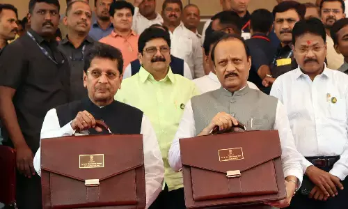 विपक्ष ने बताया चुनावी घोषणाओं वाला बजट, अलग अलग दलों की प्रतिक्रियाएं आईं विपक्ष ने बताया चुनावी घोषणाओं वाला बजट, अलग अलग दलों की प्रतिक्रियाएं आईं